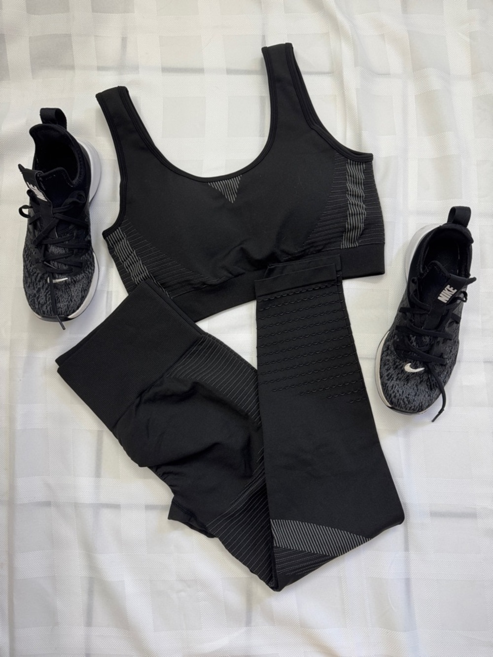 SHEIN NWOT Black Seamless Sports Bra and Leggings Set. Size large. Removable pad